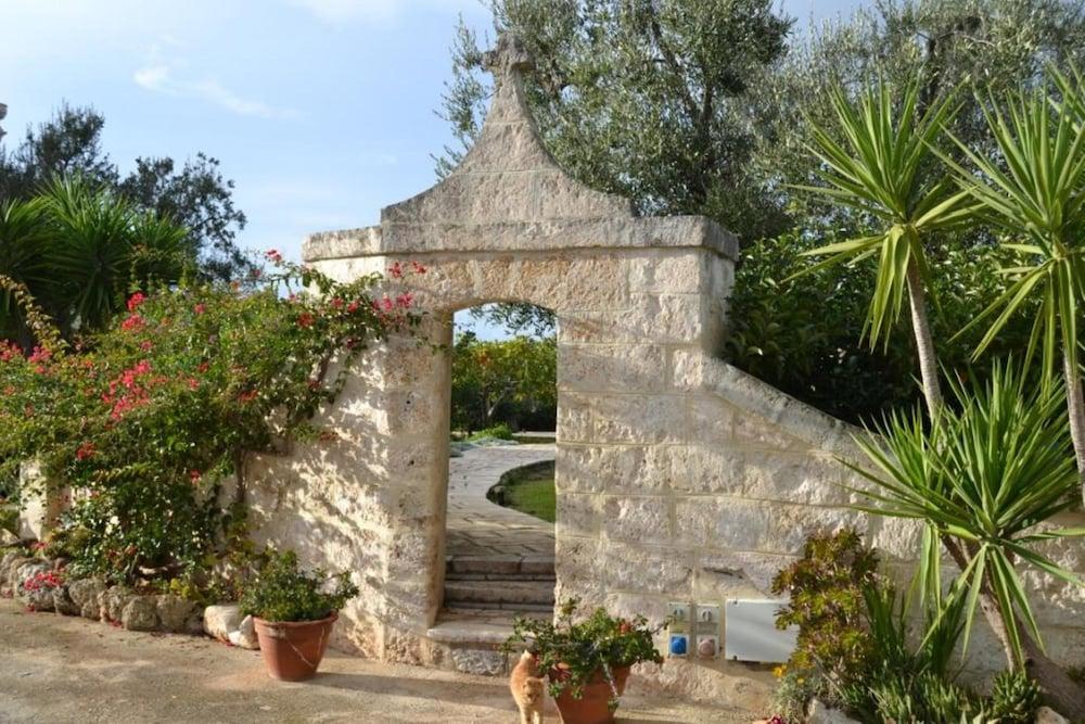 Masseria San Martino Hotel Pezze Di Greco Exterior photo